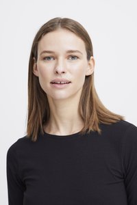 Schwarzes Langarmshirt an einer Person mit glattem, hellbraunem Haar und heller Haut, mit rundem Ausschnitt und glatter Textur.