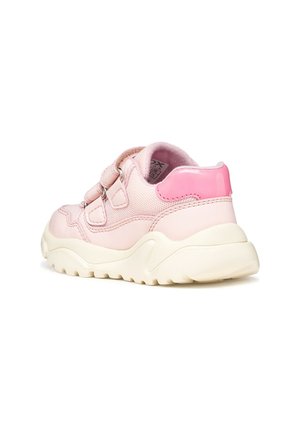 Zapatilla infantil rosa con doble cierre de velcro, parte superior de tela texturizada y cuero, y suela gruesa de goma color blanco roto, vista desde la parte trasera.