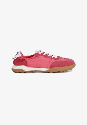 Chaussure de sport rose avec une combinaison de textures lisses et en daim, lacets blancs et semelle en caoutchouc. Présente une tirette à l'arrière.