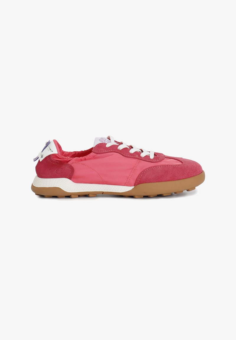 Chaussure de sport rose avec une combinaison de textures lisses et en daim, lacets blancs et semelle en caoutchouc. Présente une tirette à l'arrière.
