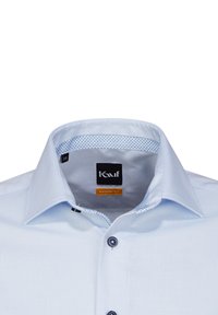 Camicia azzurra chiaro con motivo testurizzato, dotata di un colletto interno a pois in contrasto, etichetta di marca e bottoni scuri.