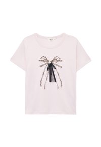 Camiseta de manga corta color rosa claro con un lazo decorativo de cintas negras y plateadas y una gema blanca central. Tejido suave, corte casual.