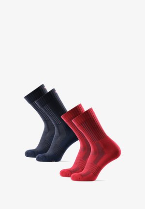 To par sokker: en marineblå og en rød. Begge har ribbet tekstur og en forstærket tå, med subtil branding.