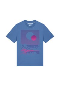 Blauwe katoenen t-shirt met een grafische print van abstracte vormen in roze en paars, horizontale lijnen en een textuurontwerp van een landschap.