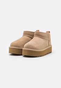 UGG CLASSIC ULTRA MINI UNISEX - Classic ankle boots - sand