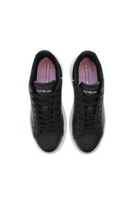 Svarta syntetiska sneakers med en slät yta, snördesign och vita gummisulor. Har "U.S. Polo Assn."-logotyp på tungan.