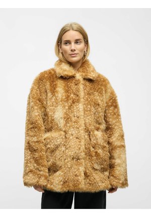 Manteau en fausse fourrure dans des teintes chaudes de brun doré, présentant une fermeture à bouton, plusieurs poches, et une finition douce et texturée avec un large col.