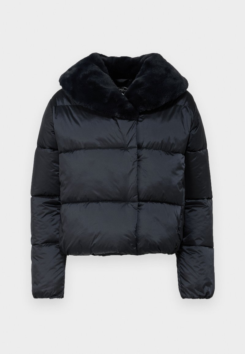 Czarna puchowa kurtka z grubym futrzanym kołnierzem, pikowany wzór, skrócona długość i długie rękawy. Gładki, błyszczący materiał zewnętrzny.