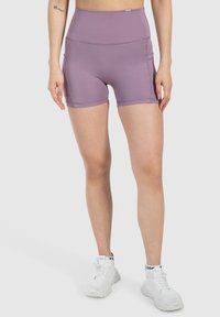 Paarse high-waisted sportshorts van rekbaar materiaal, met zijzakken en platlocknaden voor comfort en flexibiliteit.
