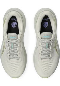 Hellgraue Sportschuhe mit einem strukturierten Mesh-Obermaterial, mit mehrfarbigen Akzenten, dünnen Schnürsenkeln und einer leicht erhöhten Sohle für Dämpfung.