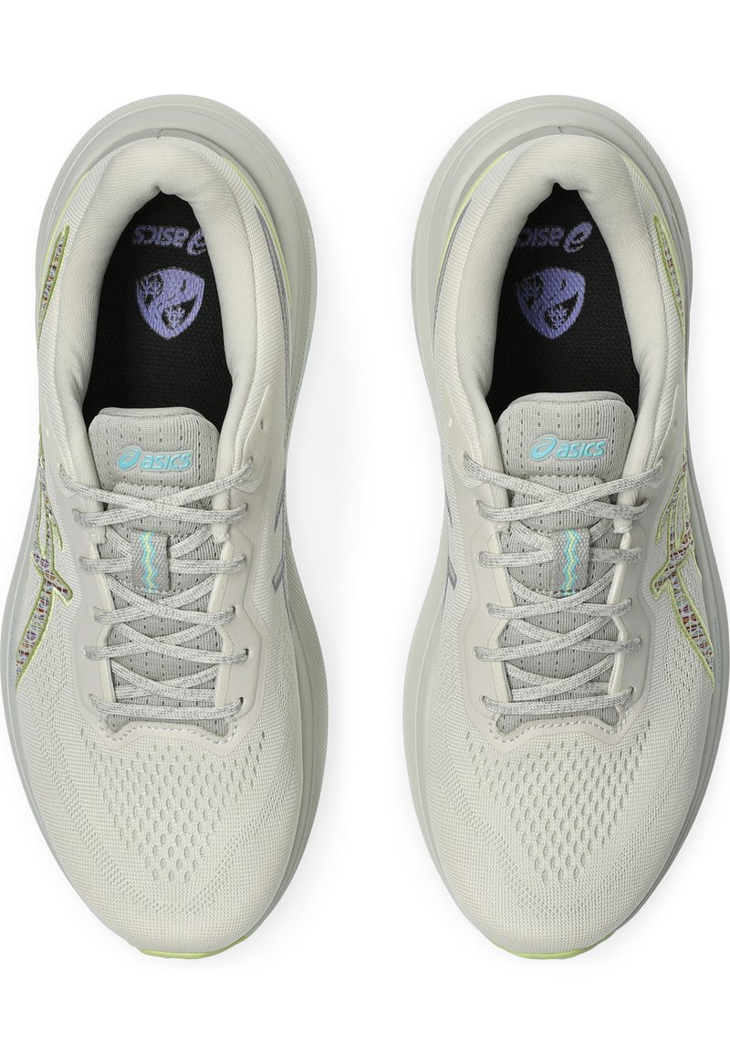 Lichtgrijze sportschoenen met een gestructureerde mesh bovenkant, voorzien van meerkleurige accenten, dunne veters en een licht verhoogde zool voor demping.