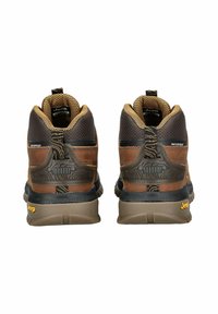 Sneaker impermeabili marroni con parte superiore testurizzata, dettagli in mesh e suola in gomma. Accenti notevoli includono il logo Jeep e un design a motivi.