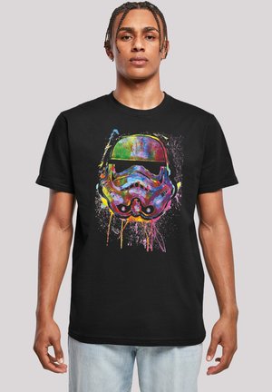 Svart bomull T-skjorte med et fargerikt, sprutet grafikk av et Stormtrooper-hjelm, tydelig vist i sentrum.