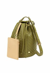 Borsa a secchiello in pelle intrecciata verde con chiusura a coulisse, dotata di una pochette zip staccabile di colore beige chiaro e di una tracolla regolabile.