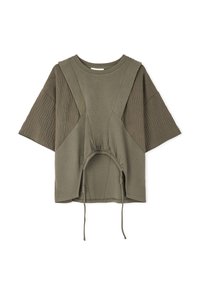 Oliveově zelený oversize top s krátkými rukávy, s žebrovanými detaily a stahovaným pasem s tkaničkami. Měkká, texturovaná látka.
