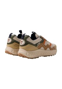 Chunky sneakers met een beige mesh bovenkant, groene en oranje accenten, en een gestructureerde tan zool. Beschikt over een trekhaak en merkdetails.