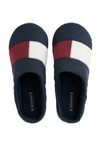 Pantofole blu navy con un design a strisce bianche e bordeaux. Tessuto morbido con interno imbottito e forma a punta tonda. Presenta un'etichetta con il logo all'interno.