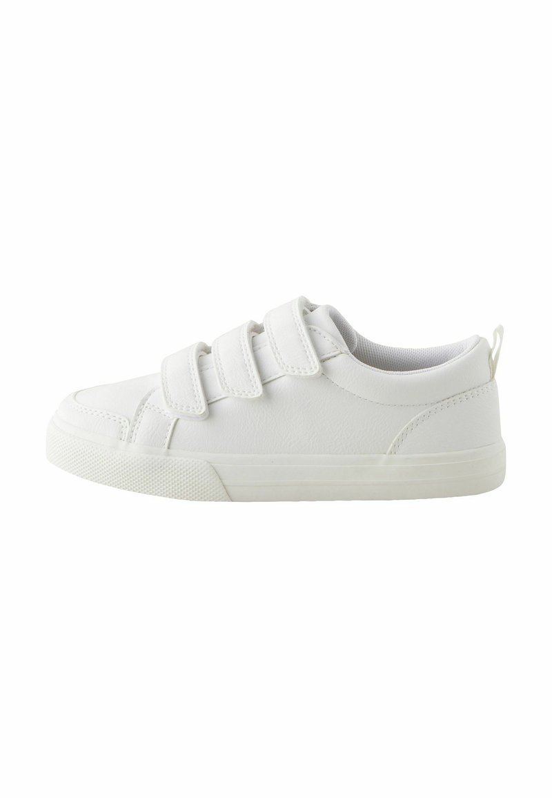 Hvid sneaker med tre justerbare velcroremme, rund tå, tekstureret gummisål og en glat læderlignende overflade.
