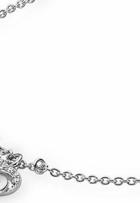Collana d'argento con un pendente circolare decorato con un accento di pietra preziosa scintillante, attaccata a una delicata catena con anelli tondi.