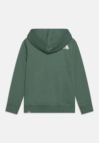 Felpa verde con cappuccio realizzata in un tessuto testurizzato, con polsini e orlo a costine, e un piccolo logo bianco sulla spalla sinistra.