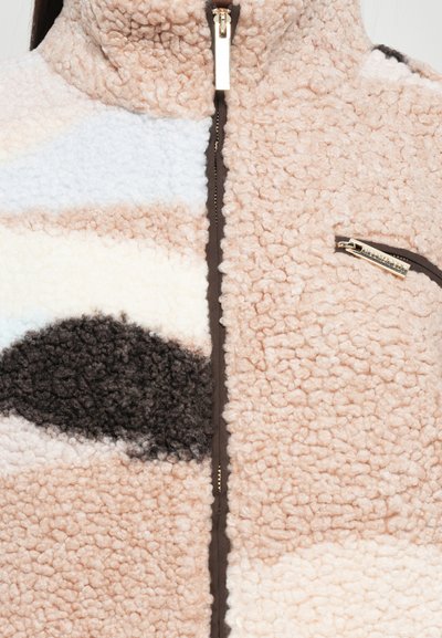 Fleece-takki, jossa on korkea kaulus, ruskea vetoketju ja vaaleanbeige, sininen ja ruskea abstrakti kuvio. Pehmeä, teksturoitu materiaali koko ajan.