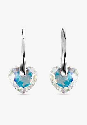 Des boucles d'oreilles en forme de cœur présentent des cristaux transparents avec une finition réfléchissante, suspendues à des crochets en argent lisse et poli.