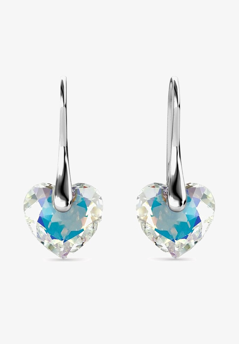 Herzförmige Ohrringe mit klaren Kristallen und reflektierender Oberfläche, die an eleganten, polierten Silberhaken hängen.