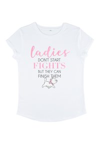 Bílý tričko s krátkým rukávem s růžovým a černým textem: "dámy NEZAČÍNAJÍ BOJE, ALE MOHOU JE DOKONČIT," s kreslenou kočkou.