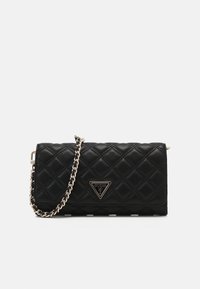 Borsa a tracolla nera trapuntata con logo triangolare, tracolla in metallo argentato e texture liscia. Presenta una chiusura a pattina e una forma compatta.