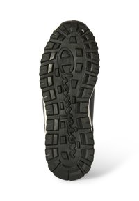 Schwarze Gummisohlen von Turnschuhen mit tiefen Profilmustern, die ein zentrales Logo zeigen. Texturierte Oberfläche für besseren Grip, mit ausgeprägten Stollen für zusätzliche Traktion.