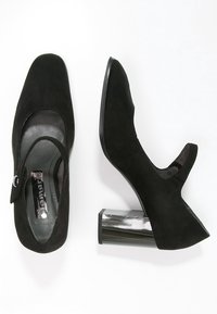 Czarne zamszowe szpilki z zamkniętym noskiem, paskiem z guzikem oraz błyszczącym słupkowym obcasem o odblaskowej powierzchni.