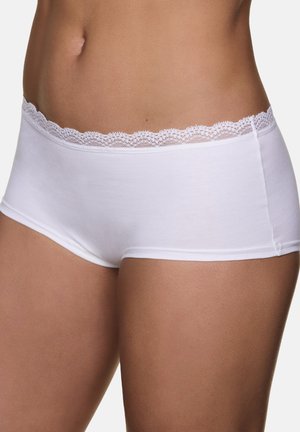 Weiße Baumwoll-Boyshorts mit einem zarten Spitzenbesatz am Bund, die eine glatte Textur und eine körpernahe Passform zeigen.