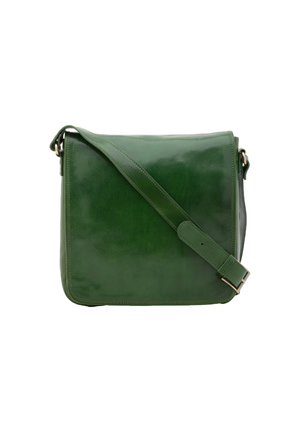Borsa a tracolla verde in pelle con una texture liscia, chiusura a patta, tracolla regolabile e dettagli di cucitura sottile lungo i bordi.