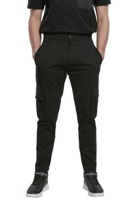 Černé cargo kalhoty s úzkým střihem, obsahující postranní kapsy a létací zip. Materiál má hladkou texturu, vhodný pro každodenní nošení.