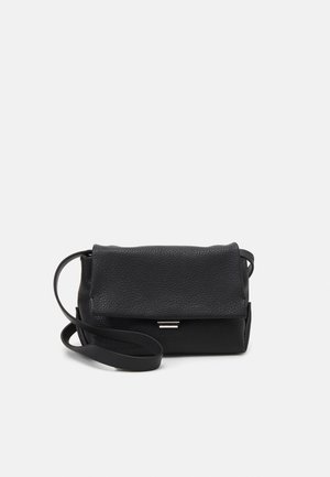 Zwarte crossbodytas van leer met textuur, voorzien van een klep en een dun verstelbaar hengsel, afgebeeld op een effen witte achtergrond.