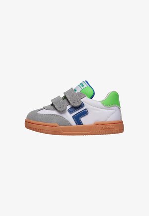 Sneakers in velcro con parte superiore in suede bianco e grigio, dettagli blu e tallone verde. Presentano una suola in gomma con grip testurizzato.