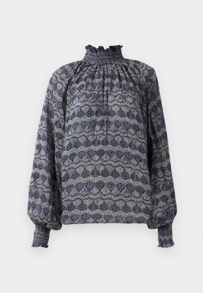 Hosszú ujjú blouse virágmintás sötétkék színben, smockolt magas gallérral és ráncolt ujjal, könnyű anyagból készült, textúrált részletekkel.