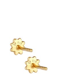 Boucles d'oreilles en argent plaqué or en forme de fleurs, avec six pétales et un tige texturée, marquées "925" pour la pureté de l'argent.