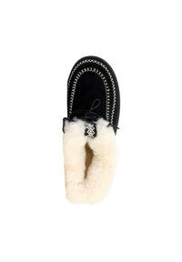 Chausson en daim noir avec doublure en fausse fourrure blanche, couture décorative autour du bord, et un petit accent à motif sur le dessus.