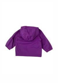 Giacca impermeabile viola con cappuccio, maniche lunghe, polsini elastici e una texture liscia. La vista posteriore mostra un design semplice e funzionale.