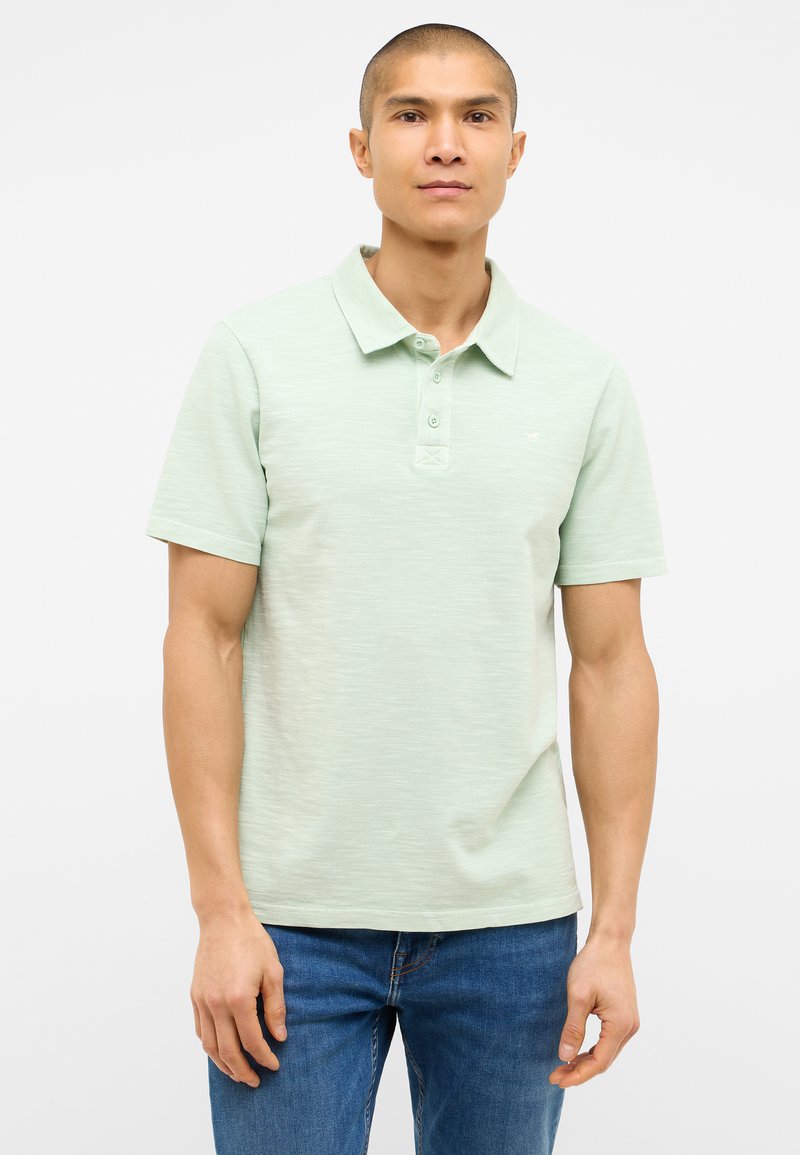 Jasnozielona koszulka polo z kołnierzykiem, krótkimi rękawami, teksturowanym materiałem, zapięciem na trzy guziki i małym logo na piersi.