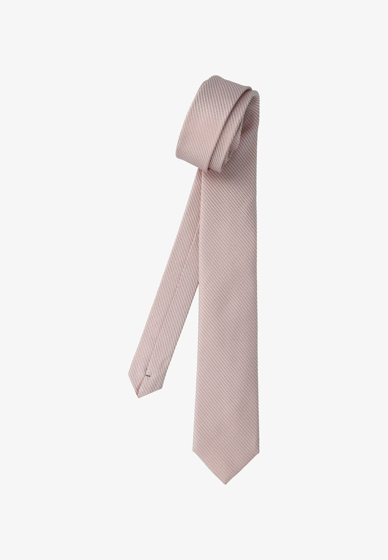 Rosa Seidenkrawatte mit Fischgrätenmuster, schmal geschnitten und mit glatter Textur. Sie ist oben aufgerollt und zeigt ihren subtilen Glanz.