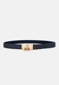 Navyblauwe leren riem met een gestructureerd patroon, voorzien van een gouden metalen gesp en bevestigingshardware.