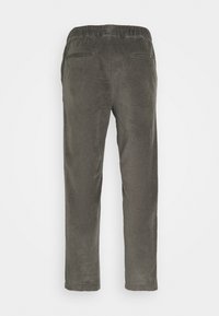 Grå kordflodbyxor med elastisk midja, två bakfickor och smalnade ben, med en strukturerad tyg med vertikala ränder.