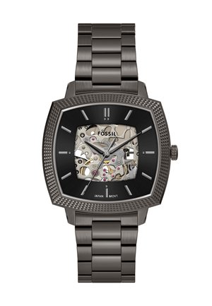 Montre mécanique carrée avec un bracelet en acier inoxydable, cadran noir et boîtier transparent révélant des mouvements complexes et des accents roses.