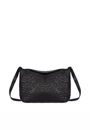 Borsa a tracolla nera intrecciata con motivo a treccia testurizzato e tracolla larga, mostrata su sfondo bianco.