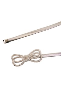 Cintura metallica argento con un design flessibile, caratterizzata da una grande fibbia a forma di fiocco decorata con strass trasparenti. Texture liscia.