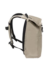 Beige stoffen rugzak met gevoerde zwarte mesh schouderbanden, bovenste rolsluiting en zijzak. Heeft een gestructureerde rechthoekige vorm.