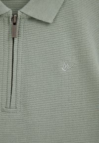 Maglione a mezza cerniera in tessuto waffle verde chiaro con collo e piccolo logo astratto ricamato sul petto.