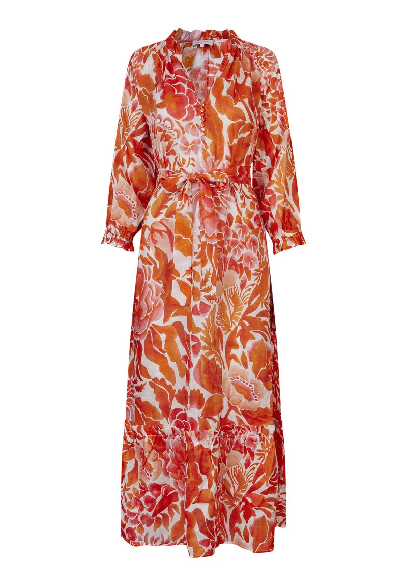 Vestido maxi floral en tonos rojos y naranjas, con mangas largas, un escote con volantes y un cinturón atado a la cintura con una falda con volantes.